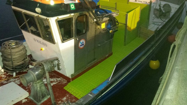 Losetas de plástico en cubierta de barco de pesca de bajura