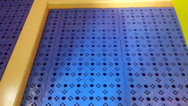 Losetas de plástico azules en vestuarios