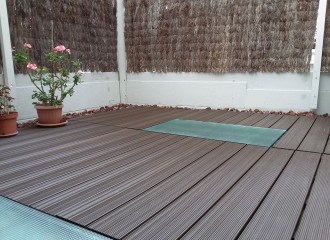 Suelo con losetas de composite en terraza exterior