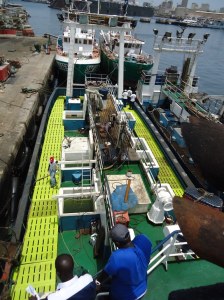 Tarima de composite con refuerzos metálicos