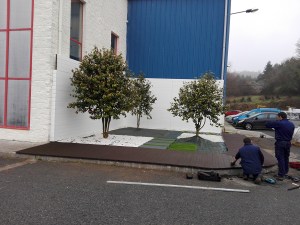 Colocando suelo de composite sobre acera