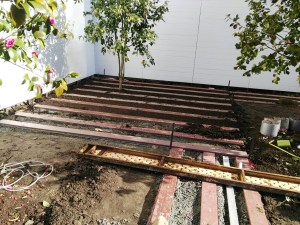 Nivelación de suelo con listones para instalación de tarima sintetica