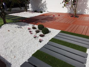Tarimas de composite con cesped artificial en jardin exterior