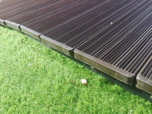 Detalle lama de suelo plástico con embellecedor