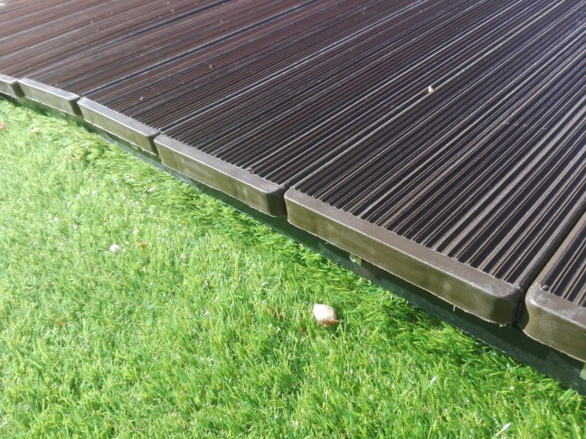 Detalle lama de suelo plástico con embellecedor