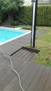 Ducha de piscina con suelo plastico de TEPSA