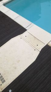 Entarimado en zona de filtros de piscina