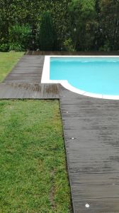 Luces incorporadas en suelo rodeando piscina