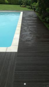 Pasillo lateral en piscina con suelo composite