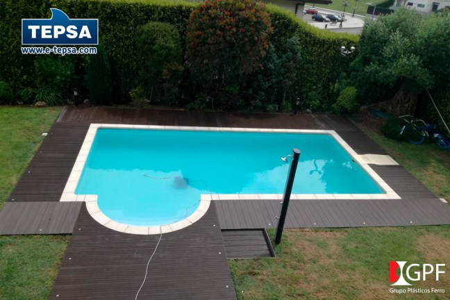 Suelo sintético marron bordeando piscina